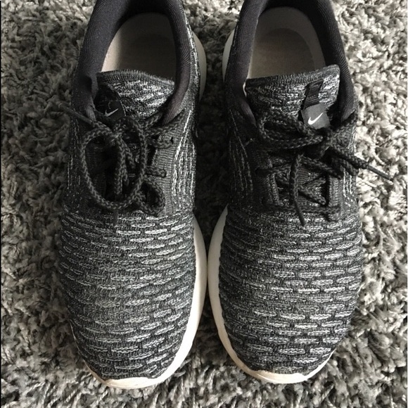 Women’s Nike shoes - Picture 2 of 5